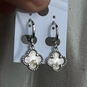⭐️-silver mini dangle clover earrings